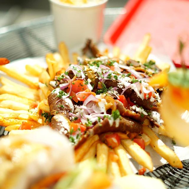 Everybody! How good do these @gyrokingirvine fries l👀k! Well, they taste EVEN BETTER 📷 @christopherabouabdo 🍟 #GyroKing #TRADEIrvine #EveryDayisFRYDay